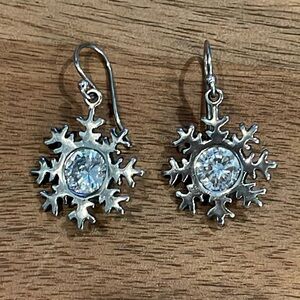 Silpada snowflake earrings W1549